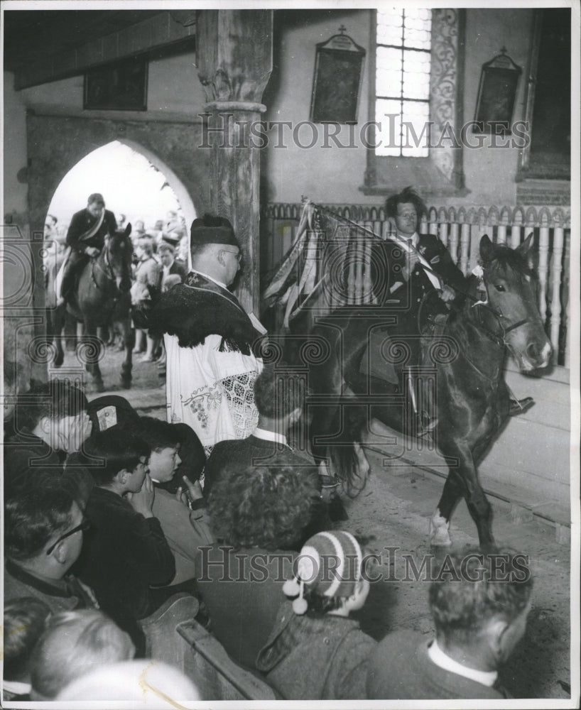 1956 Press Photo Father Matthias Ruinser blesses horse - RRW32081 - Historic Images