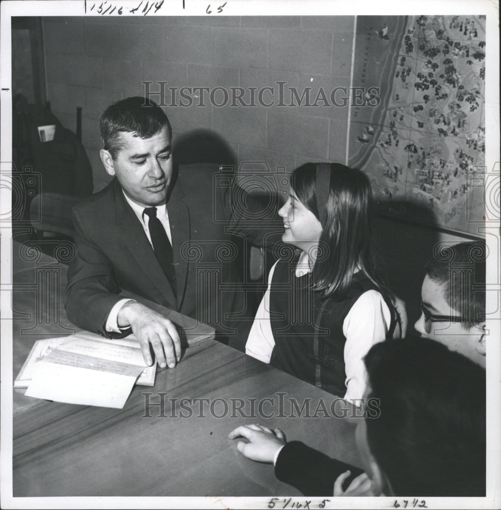 1967 Press Photo Charles Manos Teacher Anne Bowman PR - RRW32211 - Historic Images