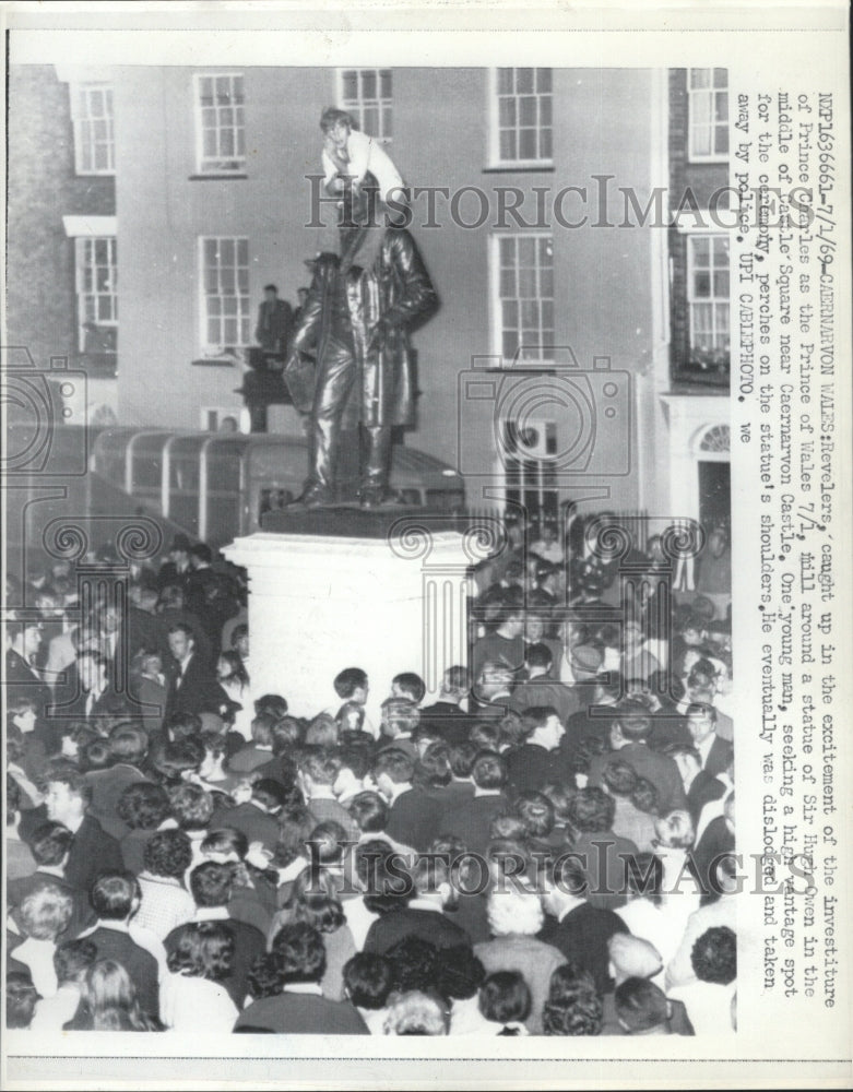 1969 Press Photo Caernarvon Wales Revelers Charles - RRW32463 - Historic Images