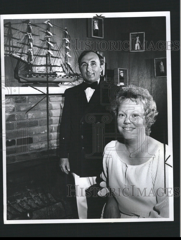 1978 Press Photo Burton Moore Jr club woman wears suit - RRW32615 - Historic Images