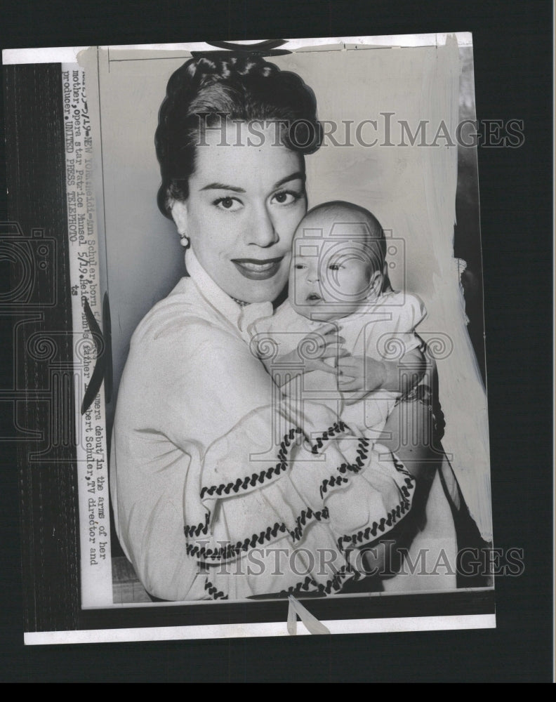 1953 Press Photo Ann Schuler Patrice Mansel Camera Arm - RRW32627 - Historic Images