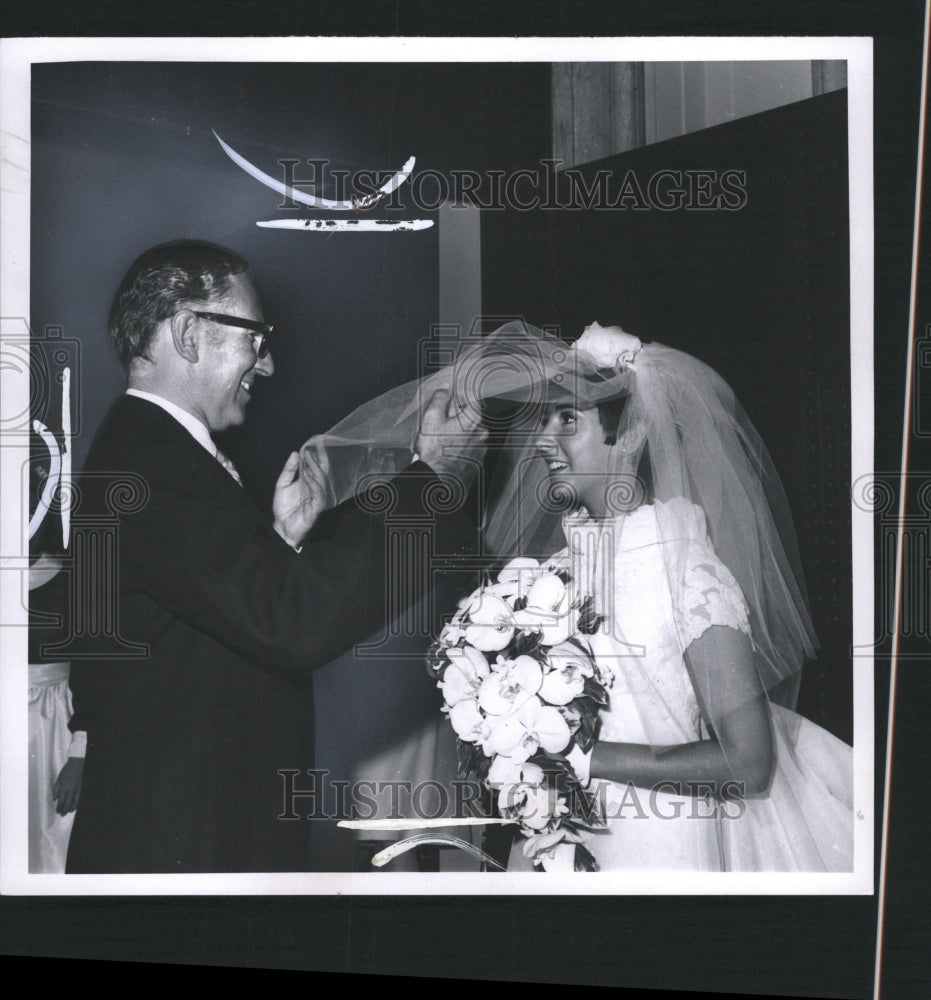 1969 Press Photo Nadine Hertz Wedding Rabbi Richard - RRW32683 - Historic Images