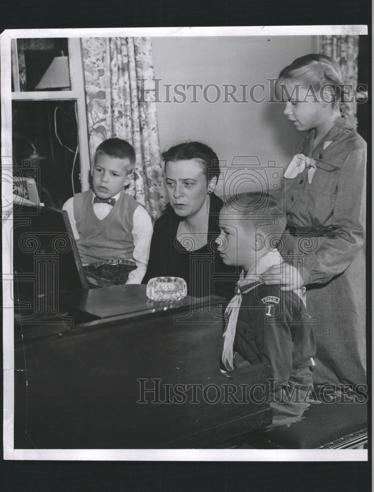 1957 Press Photo Pathologist Joan Stryker Family - RRW32809 - Historic Images