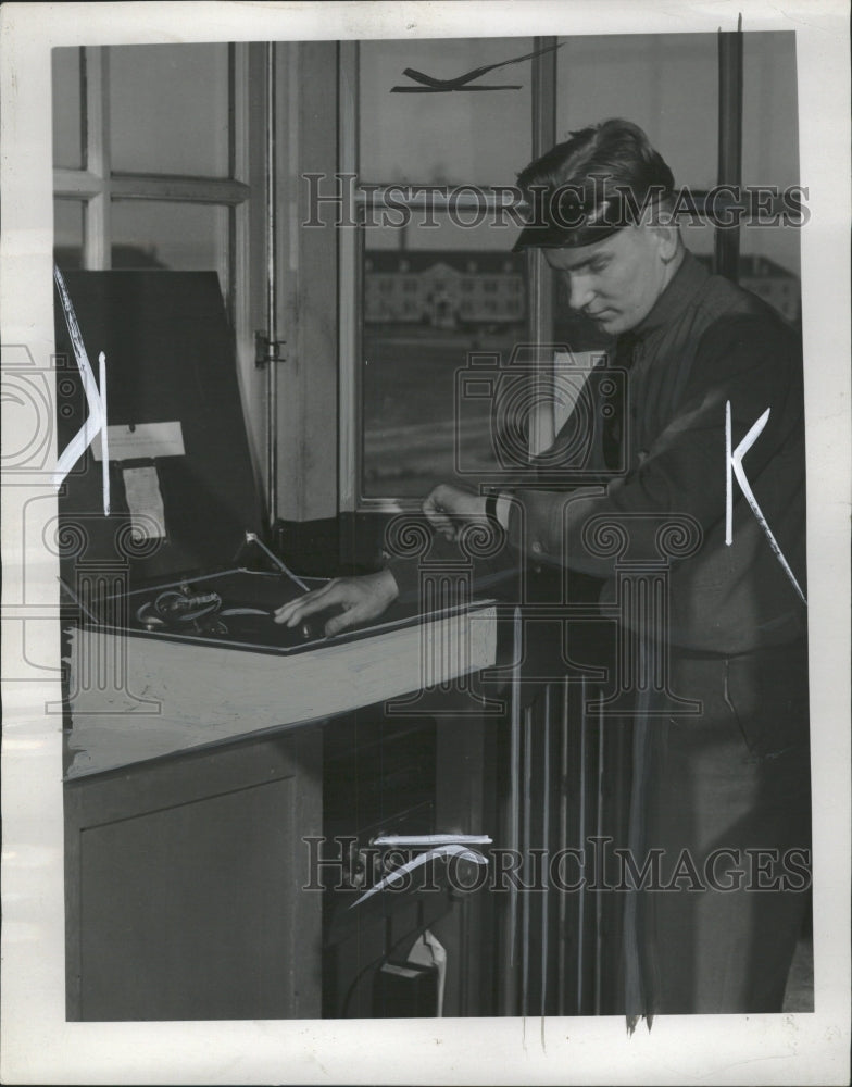 1969 Press Photo Aero Face Motor Replace Personnel - RRW32855 - Historic Images