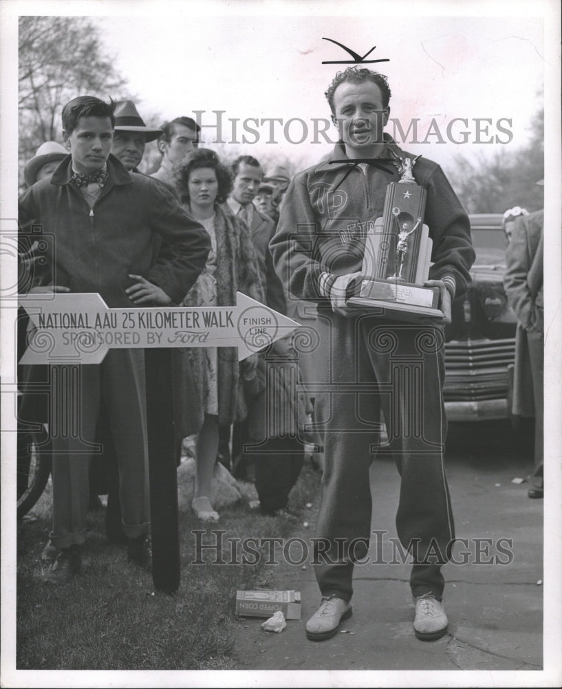 1946 Press Photo William Mihalo Walking Champion - Historic Images