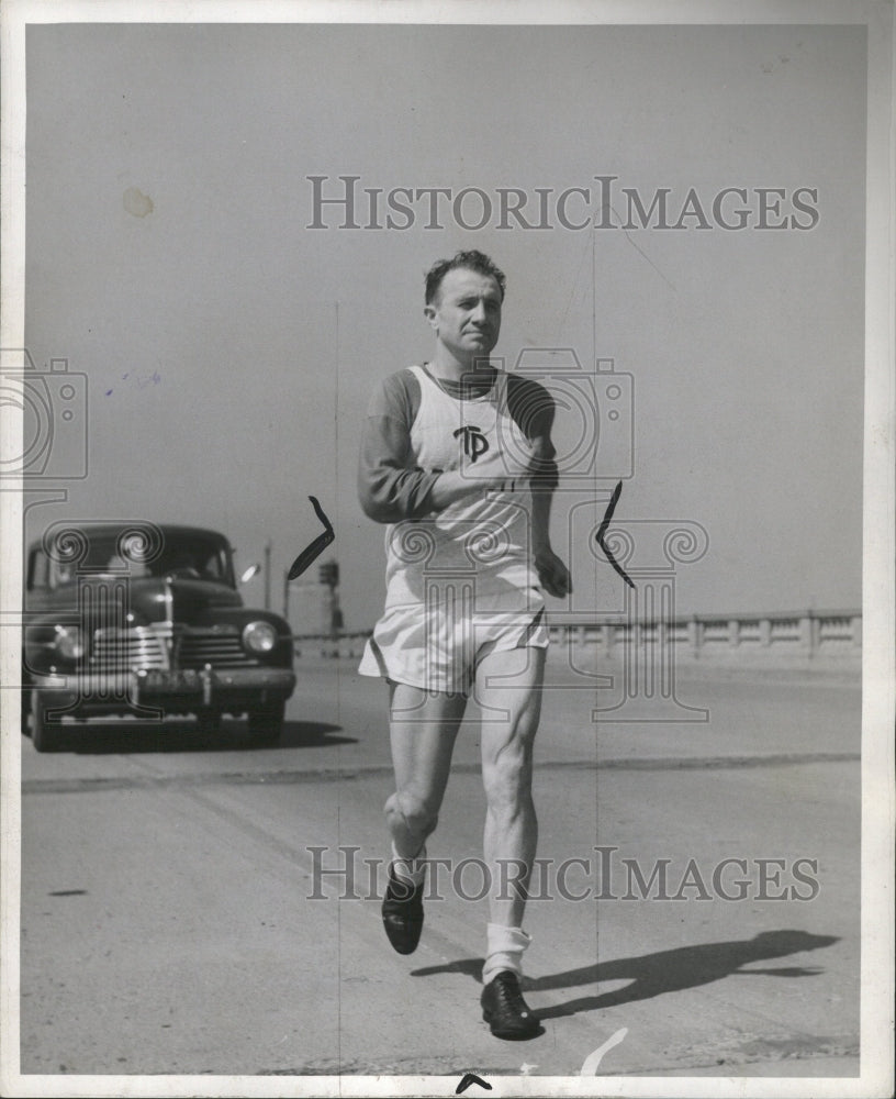 1943 Press Photo William Mihalo Walking Champion - RRW32879 - Historic Images