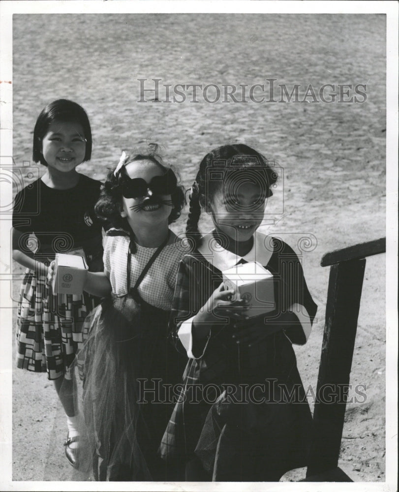 1963 Press Photo UNICEF MACDOWELL SCHOOL GIRLS TREAT - RRW32909 - Historic Images