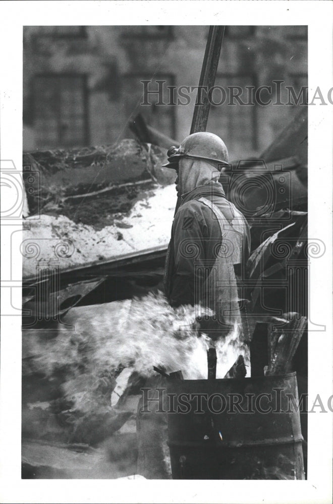 1985 Press Photo Workman at Uniroyal Plant - RRW32919 - Historic Images