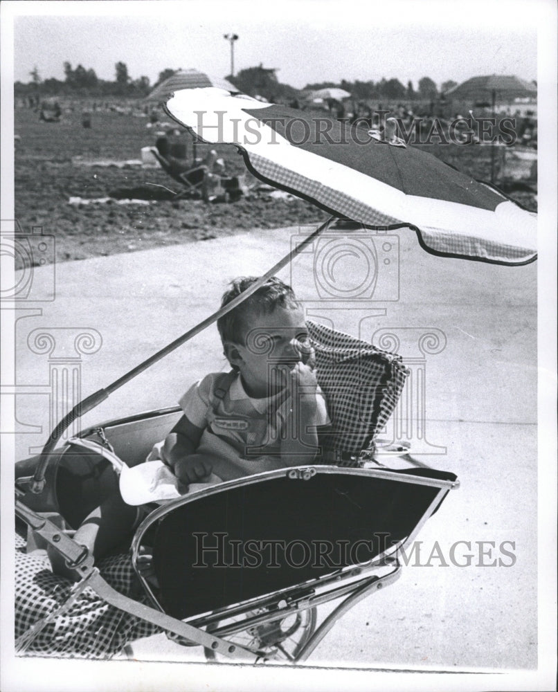 1967 Press Photo umbrella - RRW32967 - Historic Images