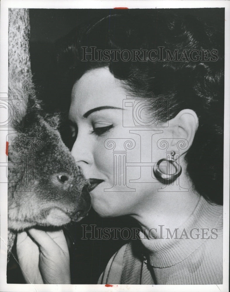 1955 Press Photo Actress Miller Taronga Zoo Park - RRW33001 - Historic Images