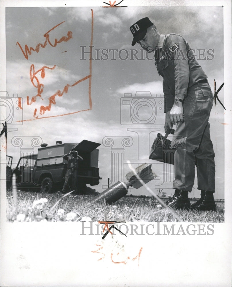 1966 Press Photo Michigan national Guard Bomb Disposal - RRW33011 - Historic Images