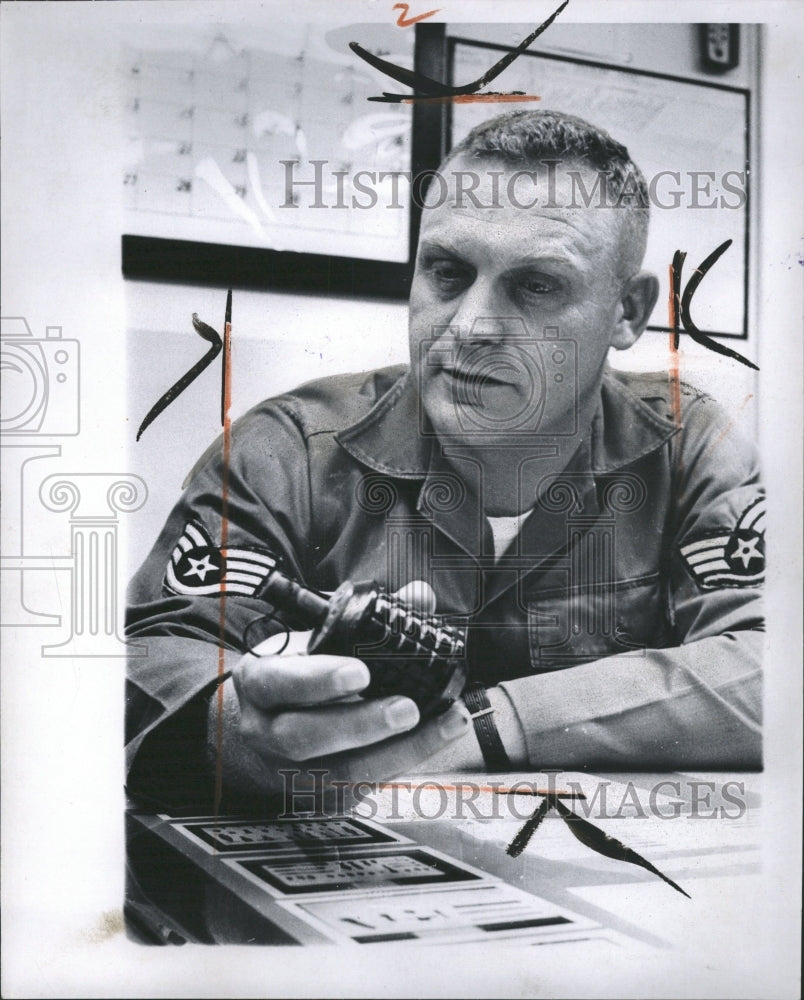 1966 Press Photo Charge Bomb National Guard Group - RRW33013 - Historic Images