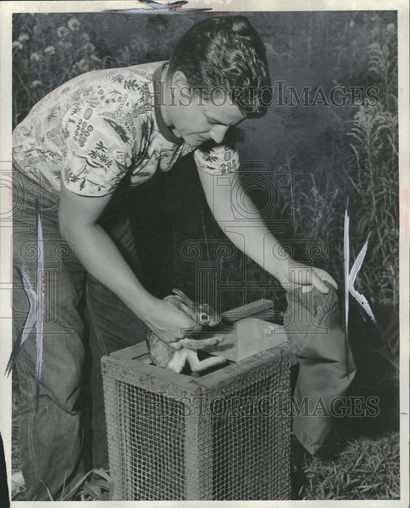 1962 Press Photo Raymond Schofield Rose Lake Wildlife - RRW33025 - Historic Images