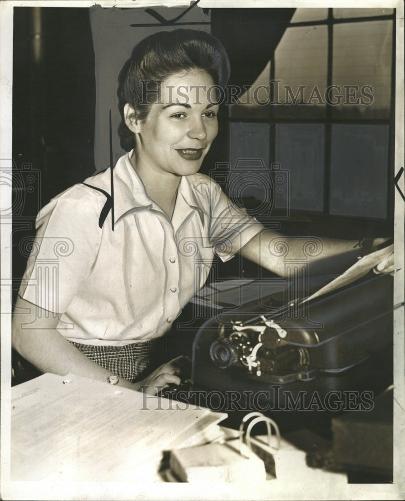 1942 Press Photo Miss Celsestine Seebaldt Detroit Guar - RRW33057 - Historic Images