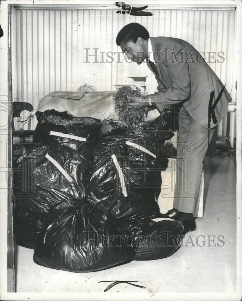 1972 Press Photo SHERIFF WILLIAM LUCAS DRUG RAID - RRW33069 - Historic Images