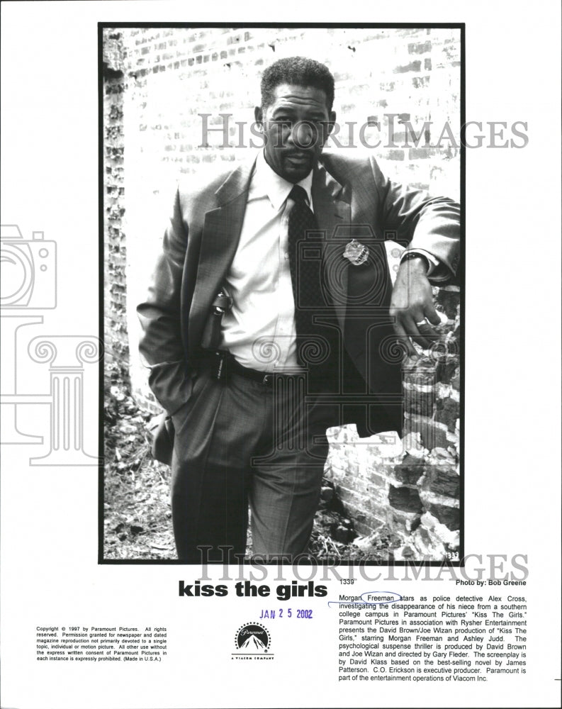 2002 Press Photo Kiss Girl Morgan Freeman Star Police - RRW33081 - Historic Images