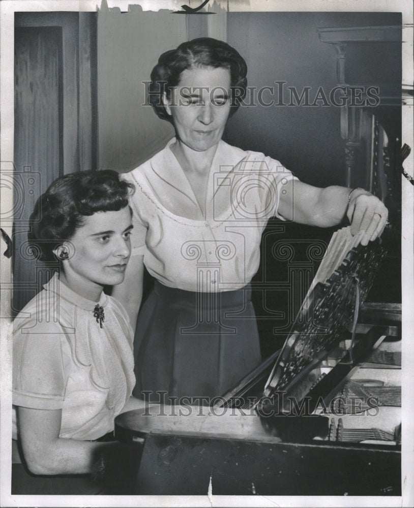 1954 Press Photo Frieda Schmidt &amp; Ruth Burczyk Practice - RRW33233 - Historic Images