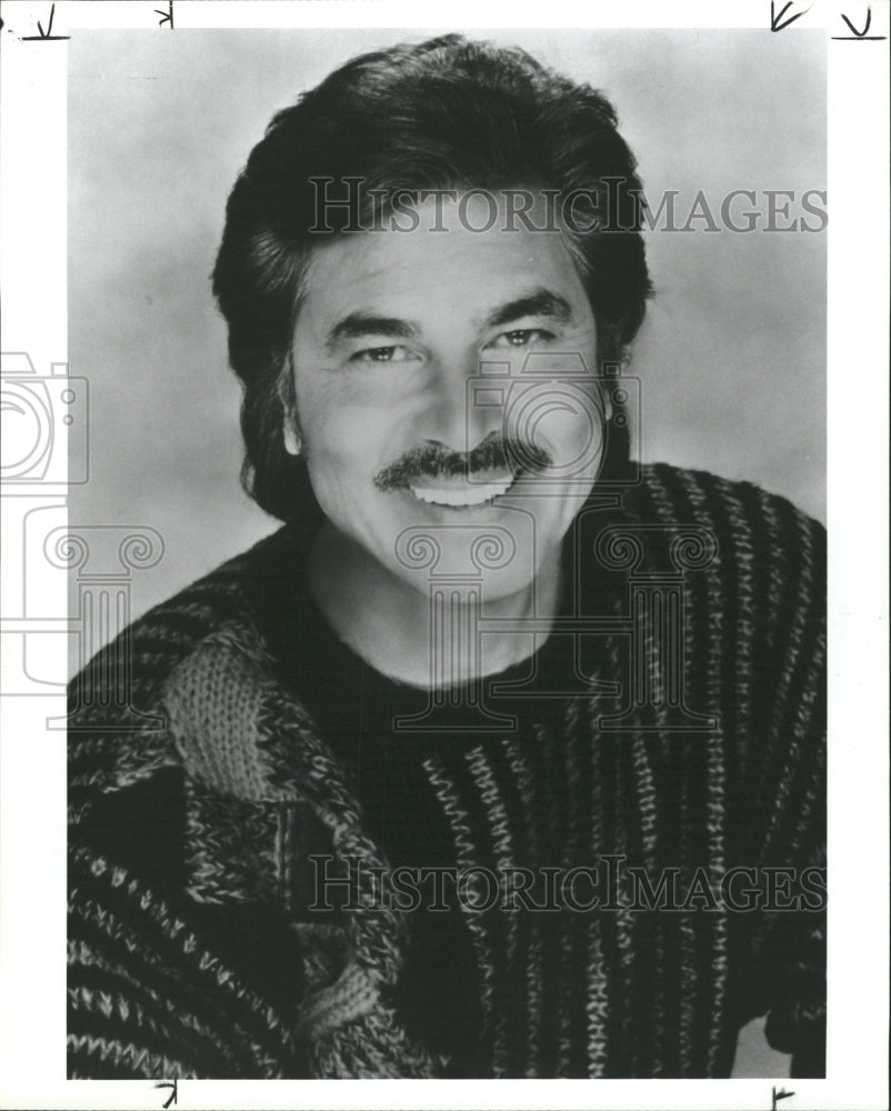 1992 Press Photo Engelbert Humperdinck - RRW33439 - Historic Images