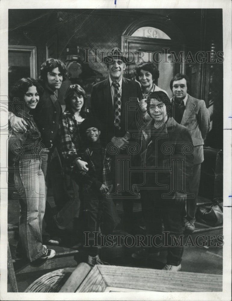 1977 Press Photo TV programs Fish Abe Vigoda Florence S - RRW33551 - Historic Images