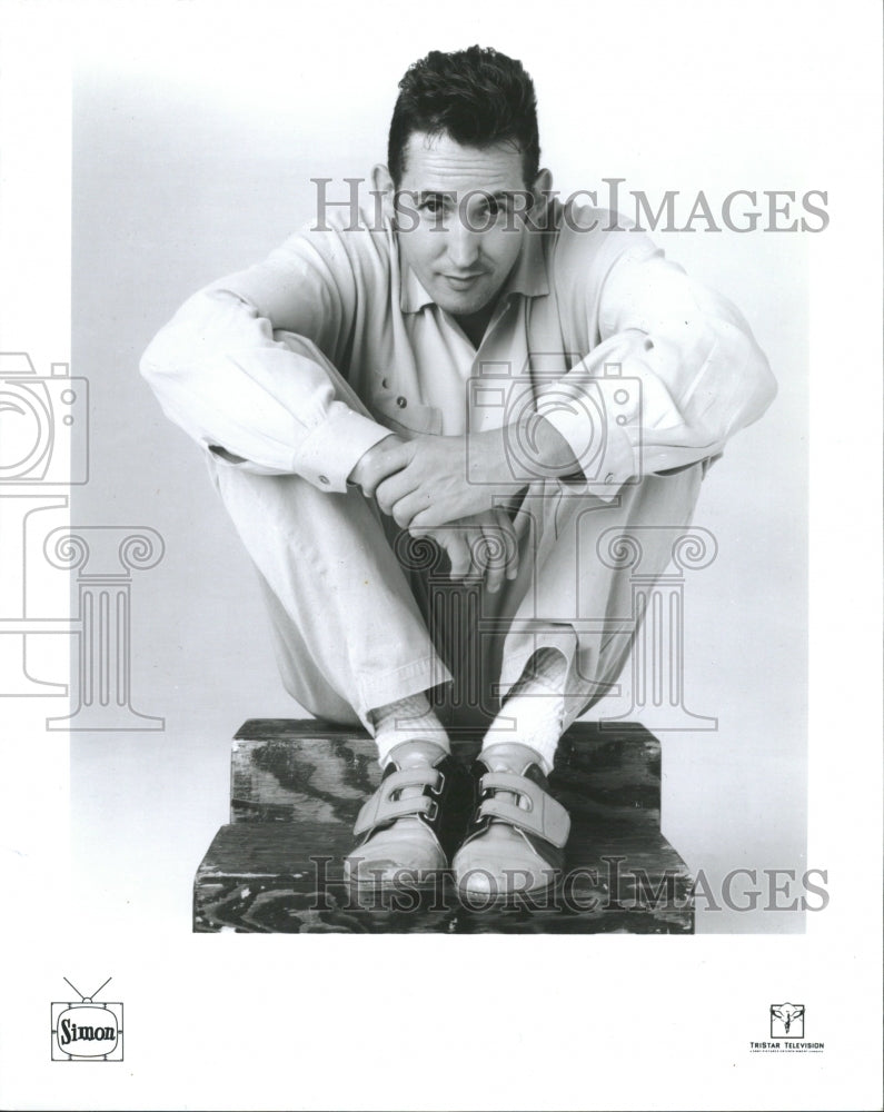 press photo actor siting down - RRW33553 - Historic Images
