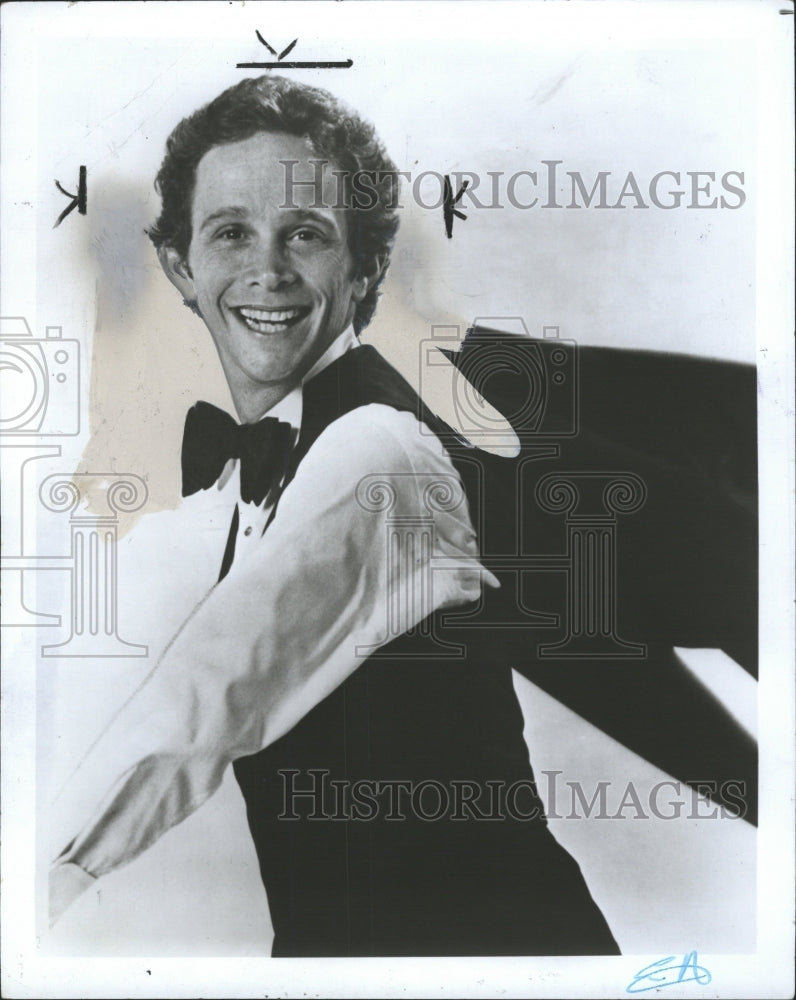 1977 Press Photo Joel Gray Comedian - RRW33733 - Historic Images