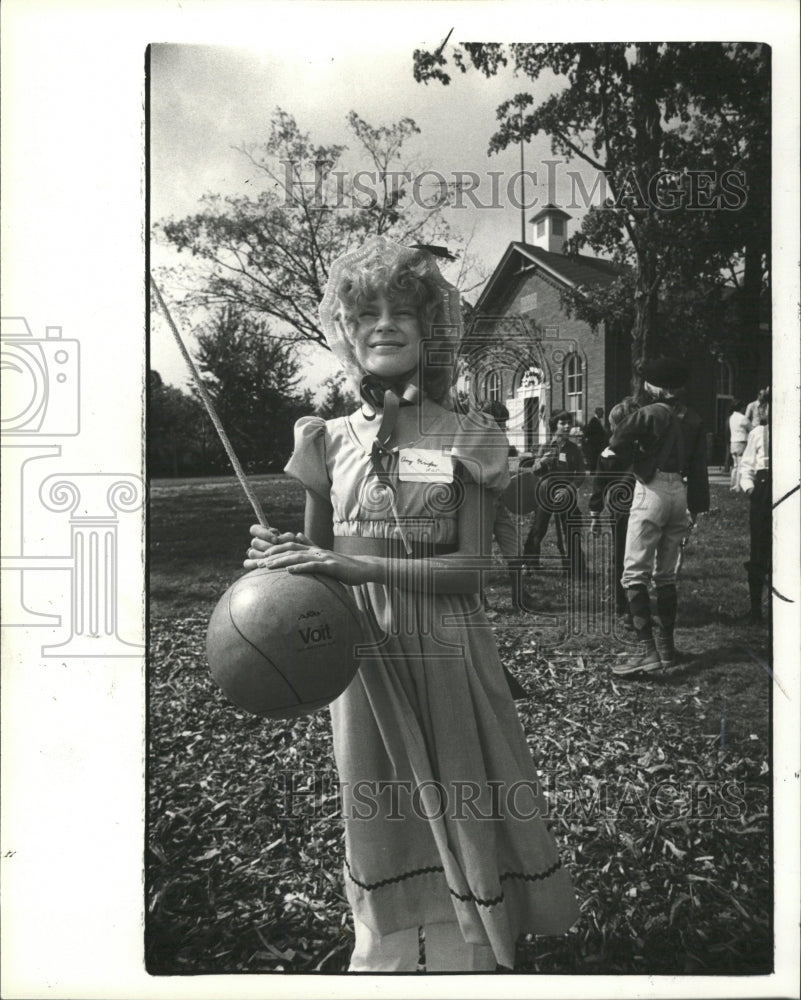 1980 Press Photo Amy Krugler Tetherball - RRW33957 - Historic Images