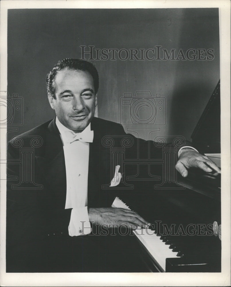 1956 Press Photo Victor Borge Pianist - RRW33973 - Historic Images