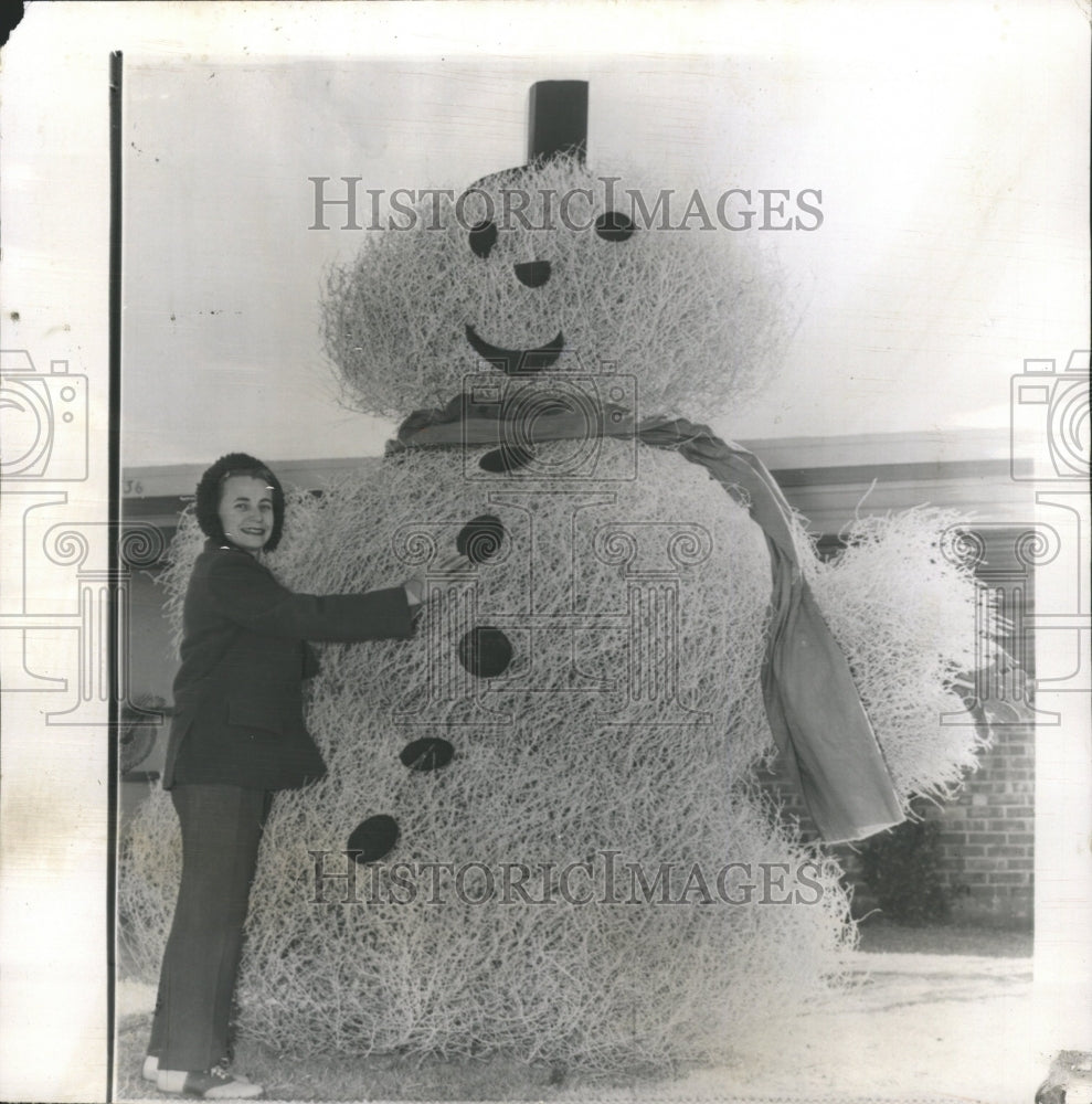 1954 Press Photo Mrs Jack Gray Air Force Snowman Texas - RRW33981 - Historic Images