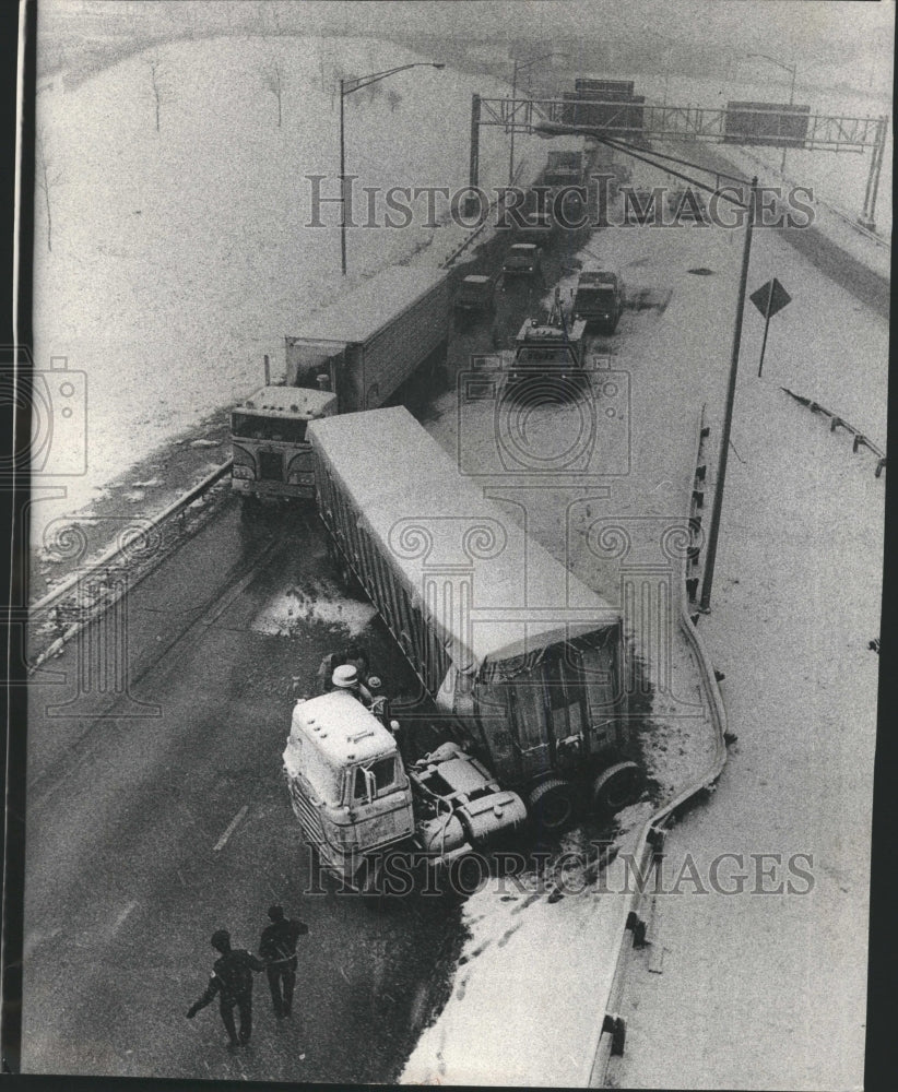 1972 Press Photo Chicago Dan Ryan Expressway Accident - RRW33991 - Historic Images