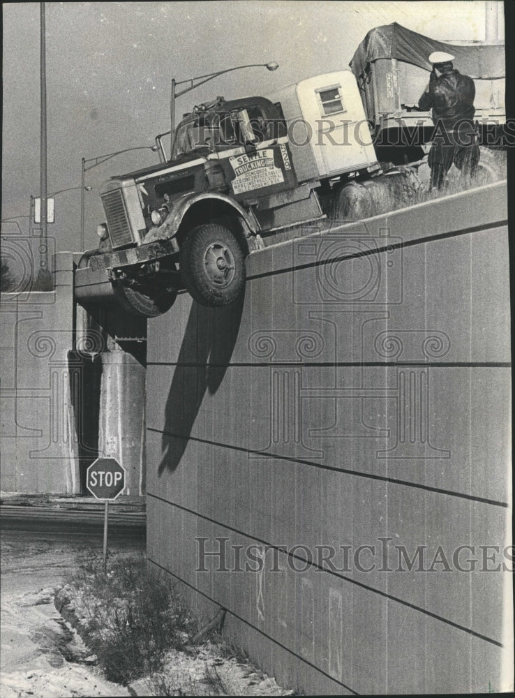 1972 Press Photo Tractor Trailer Hangs Chicago Skyway - RRW33993 - Historic Images