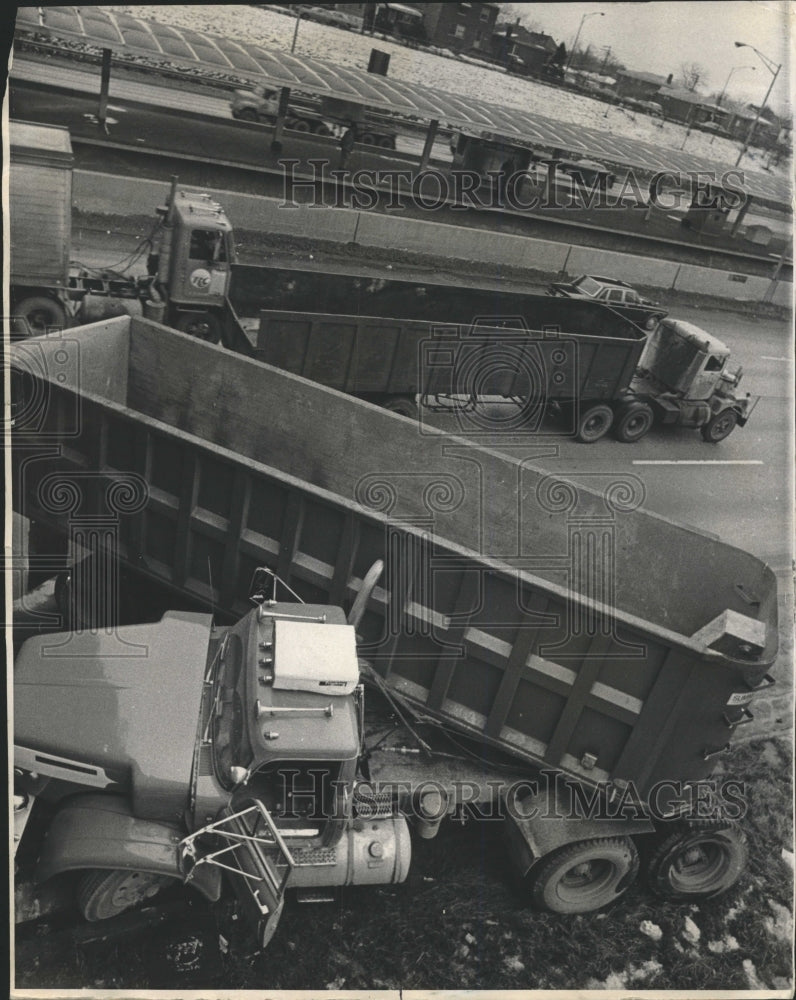 1972 Press Photo Dan Ryan Expressway Chicago Accident - RRW33999 - Historic Images