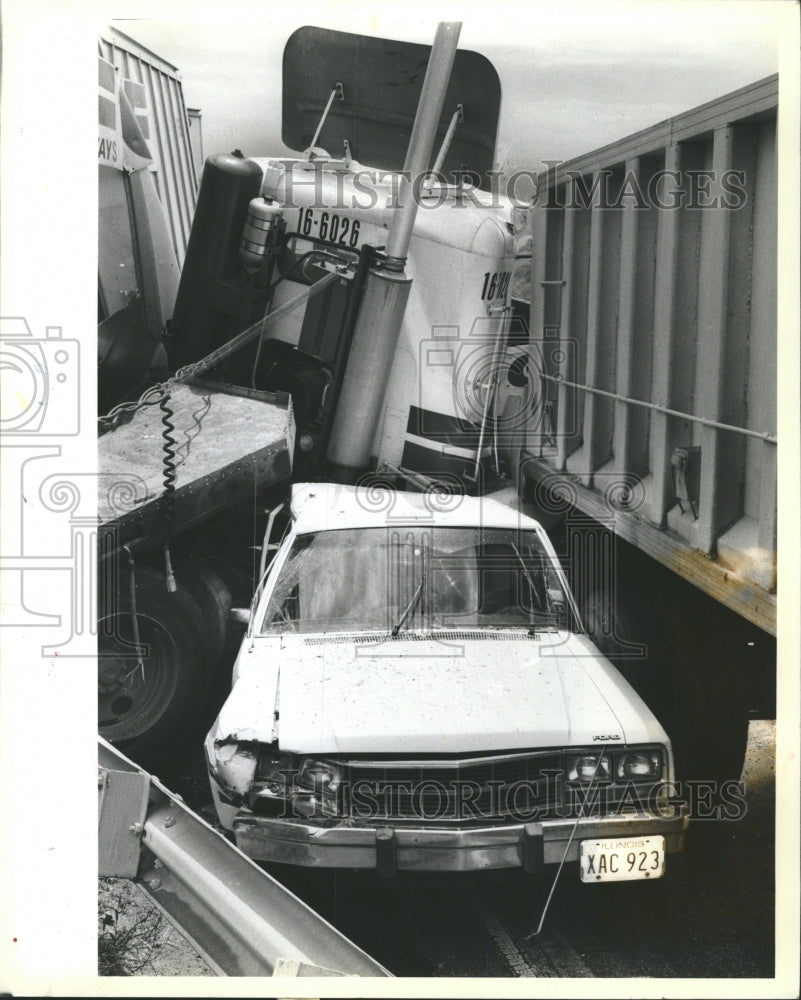1983 Press Photo Truck Car Accident - RRW34021 - Historic Images