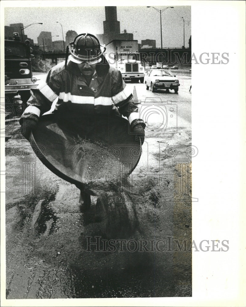 1983 Press Photo TRUCK ACCIDENT RAYMOND WILLIAMS - RRW34027 - Historic Images