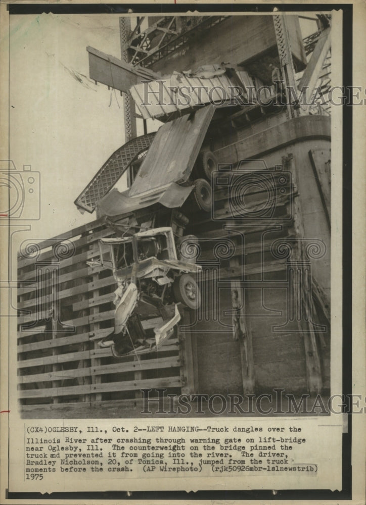 1975 Press Photo Oglesby Illinois River Bridge Truck - RRW34033 - Historic Images