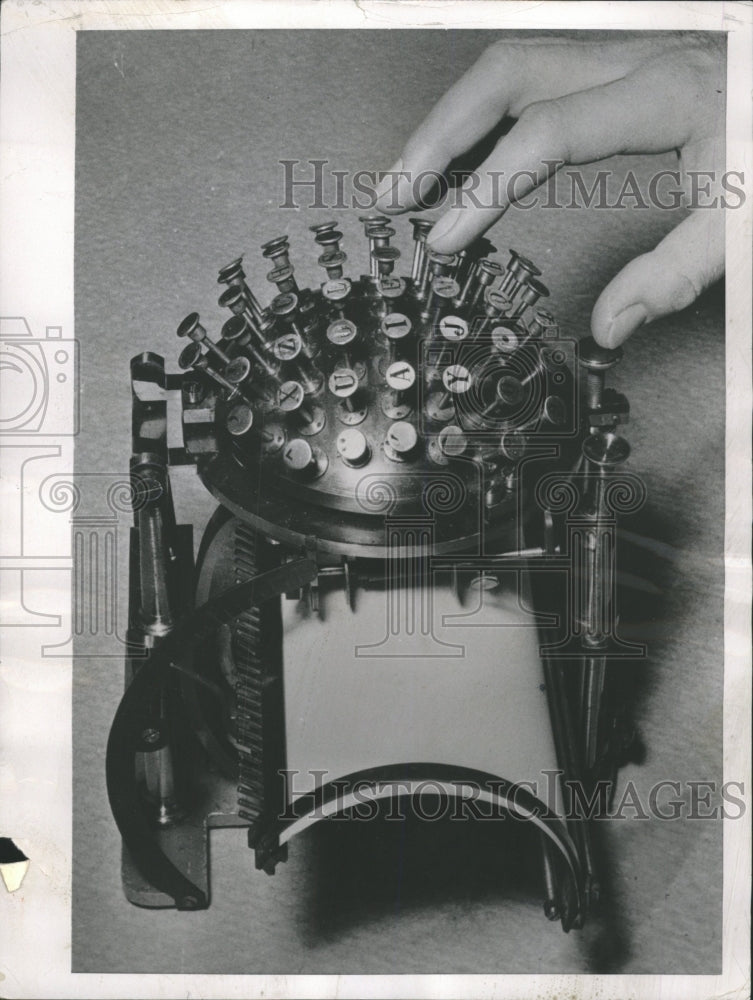 1953 Press Photo old fashioned typwriter - RRW34053 - Historic Images