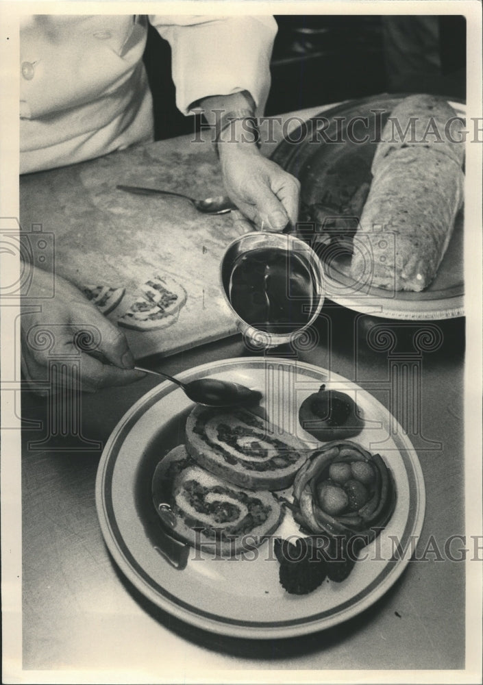 Press Photo Thanksgiving Food Preparation Turkey Roll - RRW34083 - Historic Images