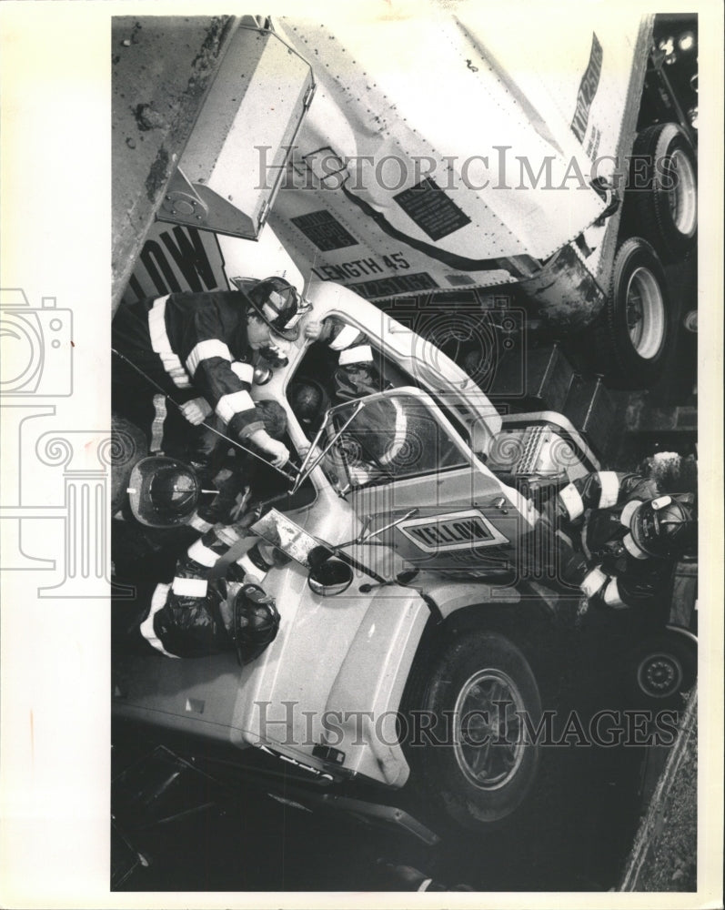 1990 Press Photo Firemen trying to rescue truck driver - RRW34241 - Historic Images