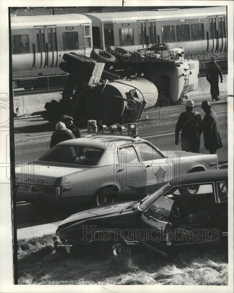 1975 Press Photo Two Accidents Slow Traffic On Dan Ryan - RRW34249 - Historic Images