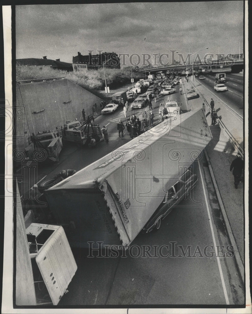 1976 Press Photo semi-trailer truck auto traffic lies - RRW34259 - Historic Images