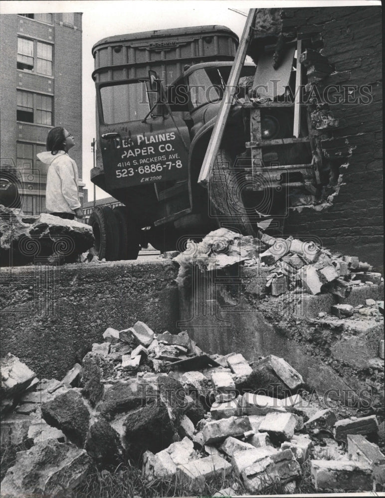 1968 Press Photo trailer truck auto collision wall ram - RRW34267 - Historic Images