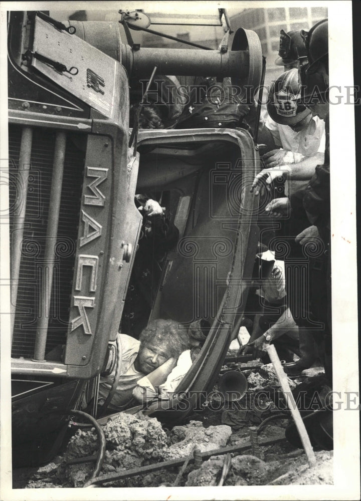 1980 Press Photo Trapped in cab of overturned truck - RRW34289 - Historic Images