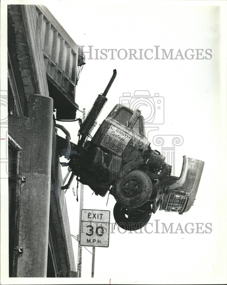 1982 Press Photo cab semi-trailer truck guardrail ramp - RRW34291 - Historic Images