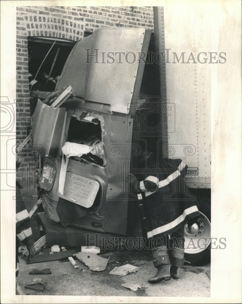 1989 Press Photo Semitrailer Wreckage Hit Building Cars - RRW34313 - Historic Images