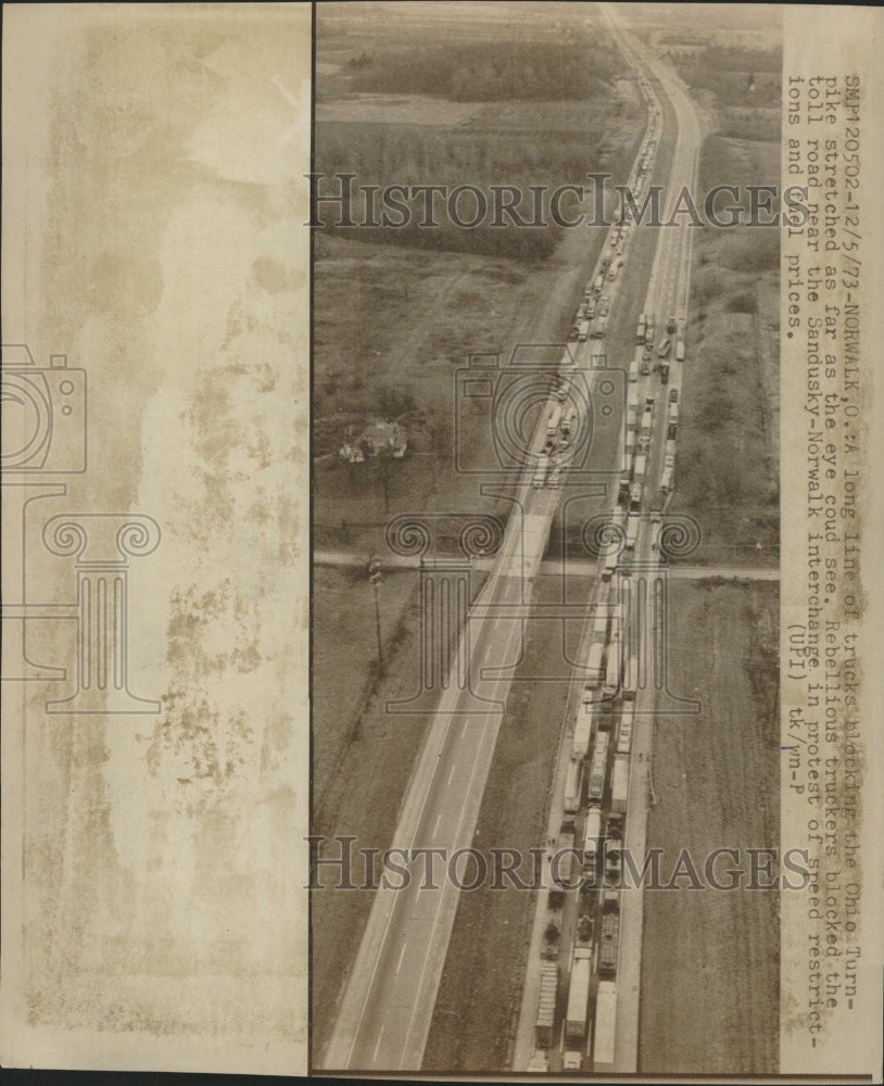 1976 Press Photo Protesting truck drivers block highway - RRW34319 - Historic Images