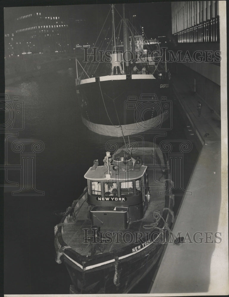 1963 Press Photo Tug Boat Brings In The Gasperdoc Boat - RRW34349 - Historic Images