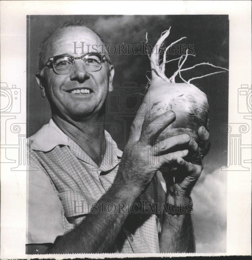 1963 Press Photo Clyde Swanson Turnip Five Pound Dunlap - RRW34379 - Historic Images