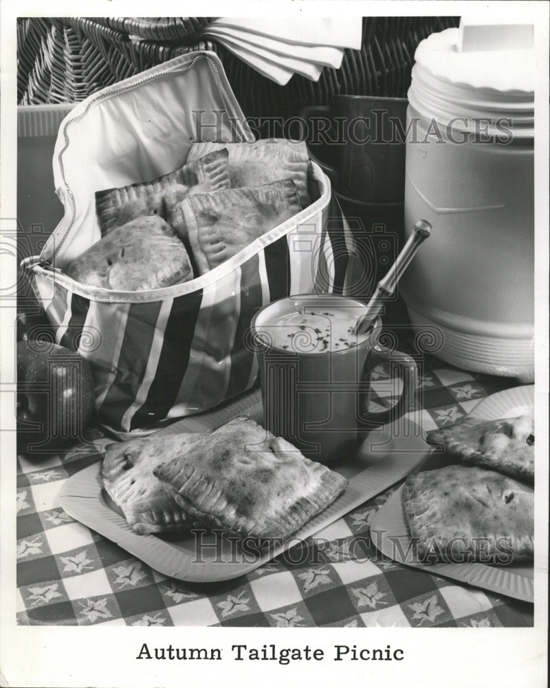 1980 Press Photo Tailgate Turnovers and Chicken Soup - RRW34387 - Historic Images