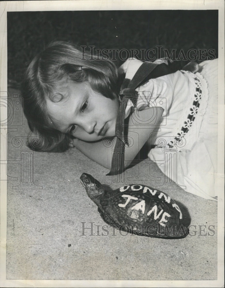 1959 Press Photo Donna Jane Bell Marks Turtle WIth Name - RRW34451 - Historic Images