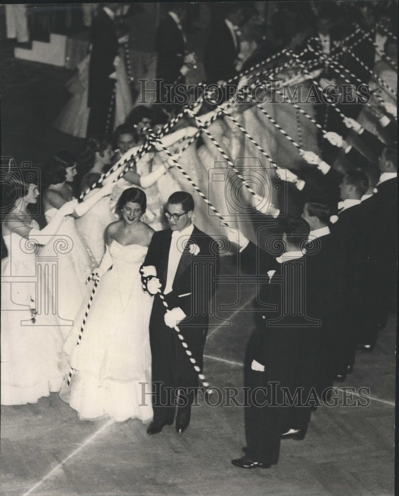 1953 Press Photo Cotillion Ball Debutantes Christmas - RRW34455 - Historic Images