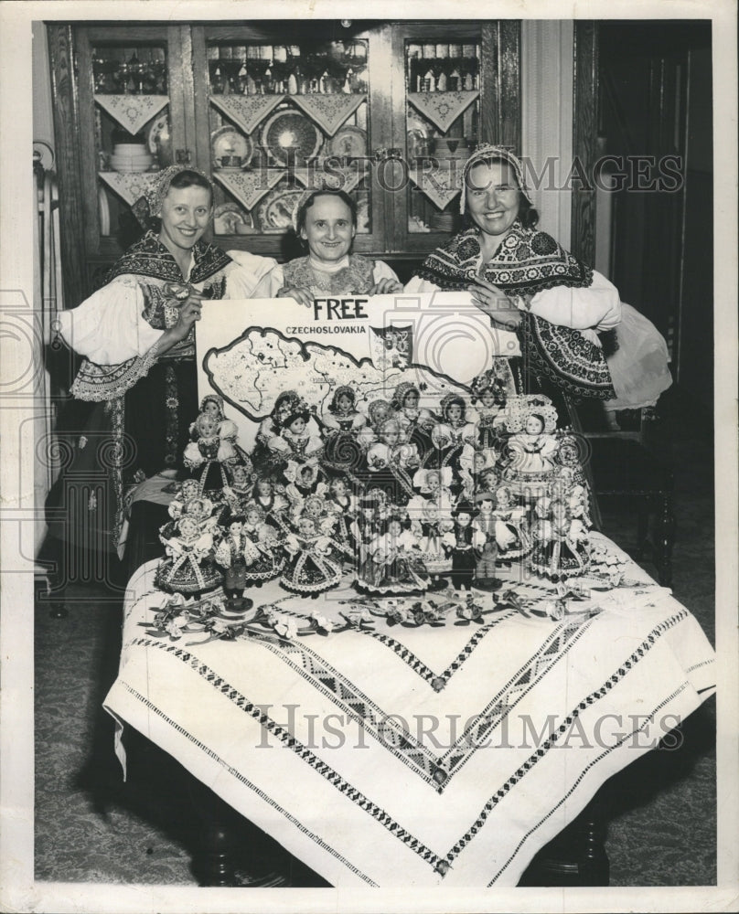 1952 Press Photo Czechoslovakia costumes map Jirak Free - RRW34513 - Historic Images
